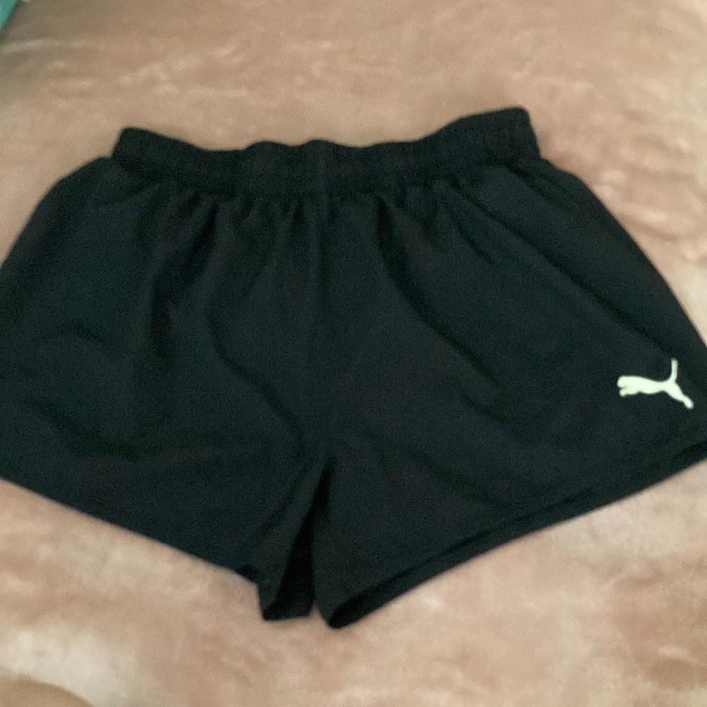 Woman’s Puma Medium size black shorts